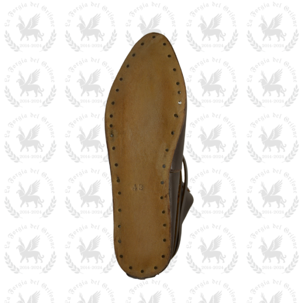 Stivaletto medievale con fibbie - immagine 2