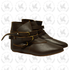 Stivaletto medievale con fibbie